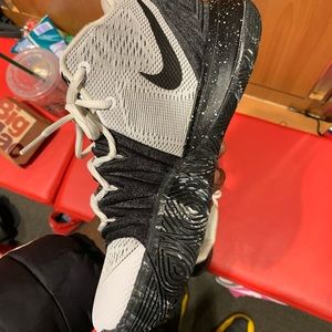 Kyrie 2
Never worn
Size 7